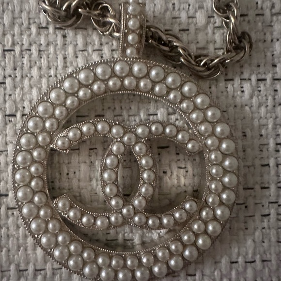 Auth Chanel CC Logo Round Pearl Pendant Necklace Light Gold Hardware - Picture 7 of 10